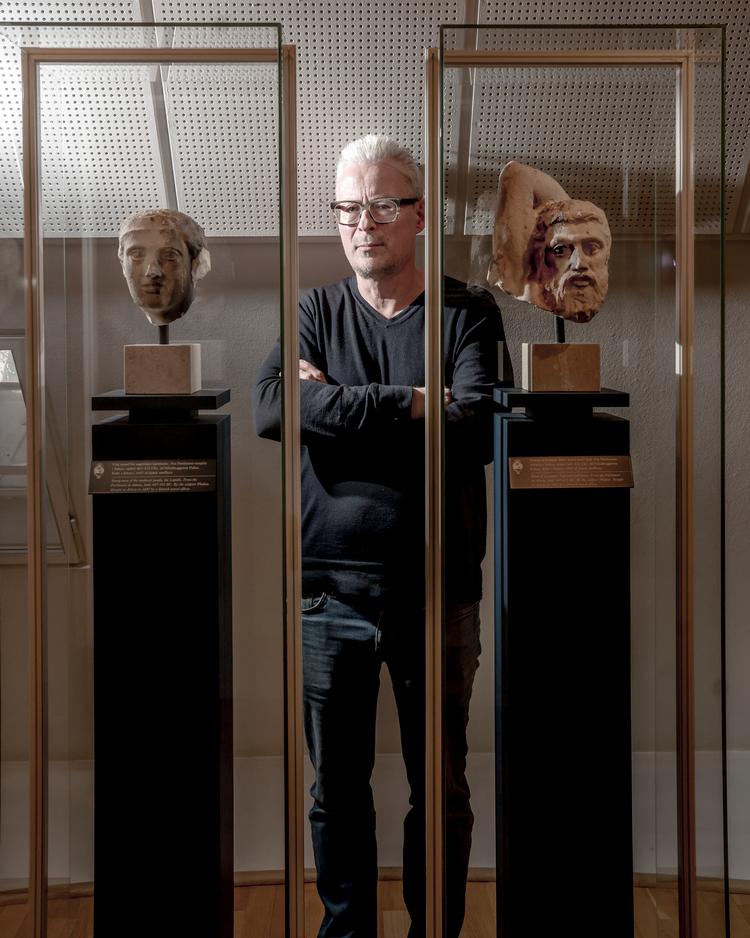 Direktør for Nationalmuseet Rane Willerslev står her mellem de to marmorhoveder fra Parthenon-templet, som Grækenland gør krav på. Han satte i 2023 sin underskrift på et afslag.  »Det er jo så sikkert som amen i kirken, at hver gang der er valg i Grækenland, så kommer den her sag op«, siger han. Foto: Linda Kastrup/Ritzau Scanpix
