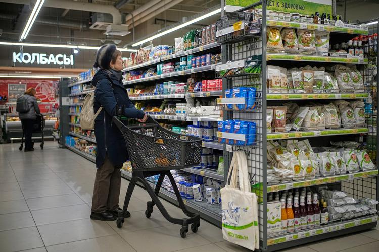 Sanktioner alene er ikke nok til at vælte det russiske Putin-regime, siger Laura Solanko fra den finske nationalbank. 
Men de er alligevel en vigtig del af pakken, for de gør det dyrere at føre krig. Foto: AP/Pavel Bednyakov Foto: Pavel Bednyakov/Ritzau Scanpix