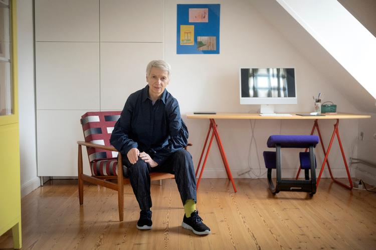 Vibeke Riisberg øver sig i at skynde sig ud ad døren, når solen skinner. Men selv om hun er gået på pension, er hun stadig aktiv inden for tekstilforskningen.  Foto: Mads Nissen