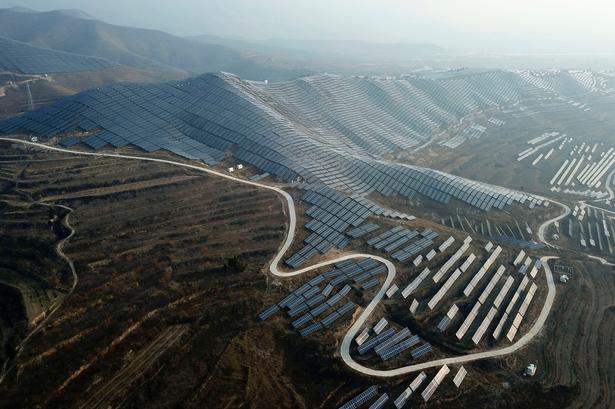 Solceller dækker store dele af landskabet i Kina. Fra ørkener til det høje solrige plateau i Tibet. Her er det en installation af solceller i Shanxi-provinsen. I år overhalede energi fra solceller for første gang nogensinde kul som den største bidragyder til strøm på verdensplan. Det er Kina, der er den helt store motor, når det gælder solceller. Folkerepublikken står for 80 procent af verdensproduktionen. Foto: Sam Mcneil/Ritzau Scanpix