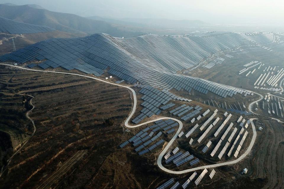 Solceller dækker store dele af landskabet i Kina. Fra ørkener til det høje solrige plateau i Tibet. Her er det en installation af solceller i Shanxi-provinsen. I år overhalede energi fra solceller for første gang nogensinde kul som den største bidragyder til strøm på verdensplan. Det er Kina, der er den helt store motor, når det gælder solceller. Folkerepublikken står for 80 procent af verdensproduktionen. Foto: Sam Mcneil/Ritzau Scanpix
