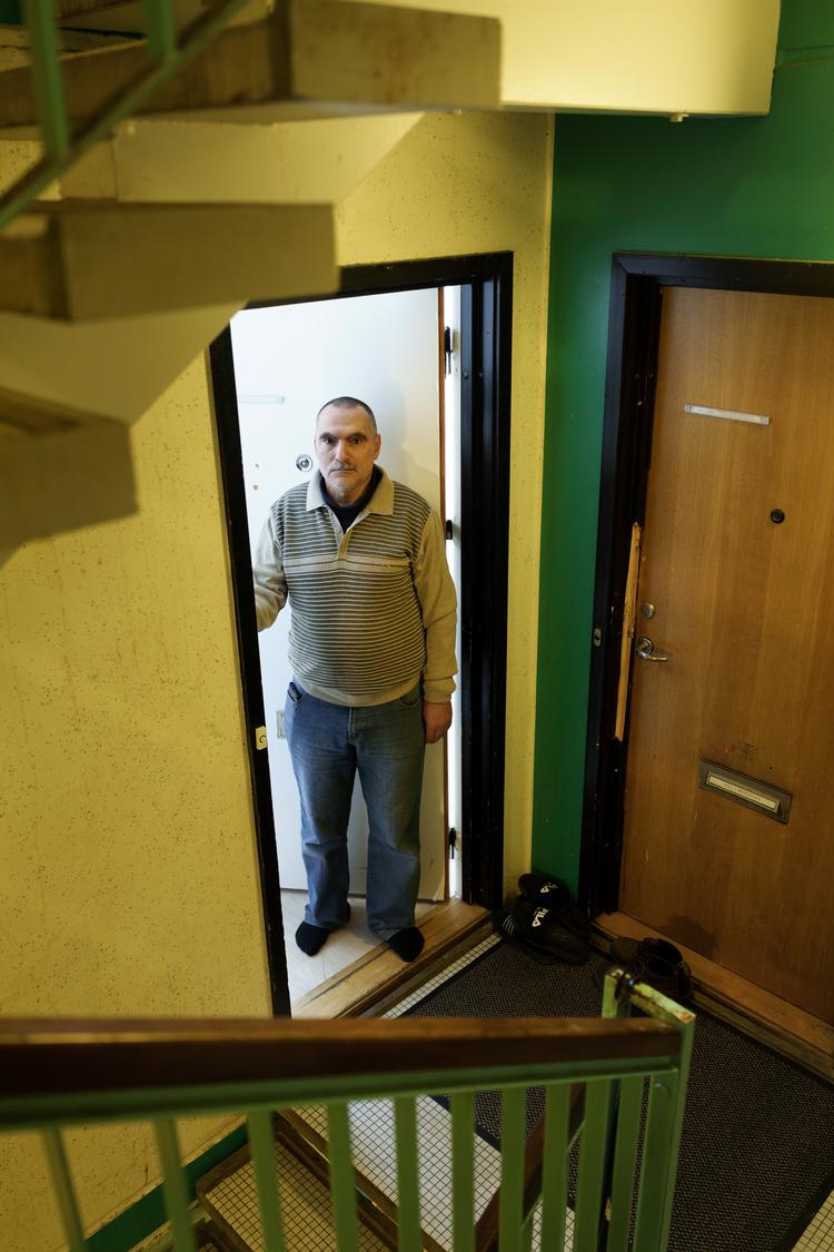 Ezzedine Azzam nægter sammen med sin familie at forlade lejligheden på 1. sal tv. i Gellerupparken i Aarhus, hvor de har boet i 25 år. De seneste to år har de været alene i opgangen. De øvrige beboere har accepteret tilbud om genhusning.  Familien mener, at grundlaget for kravet om fraflytning er diskriminerende.    Foto: Martin Dam Kristensen