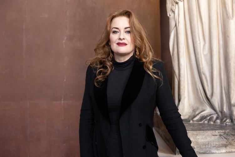 Zarah Voigt fotograferet på Thorvaldsens Museum – et af de steder i København, som hun holder af. Faktisk har hun været forbi museet for at afstemme farvekoder, så hun kunne få samme vægfarve hjemme hos sig selv. Foto: Vikki Søholm
