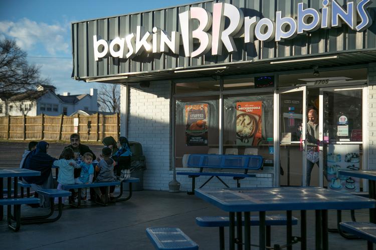 Wahir Khan Zadran og hans hustru, Noorina Zadran, spiser is sammen med deres børn i Bowling Green i Kentucky i november 2021 efter at være kommet til USA som flygtninge. Wahir, der var klanleder i Afghanistan og kæmpede imod Taleban, blev reddet ud af landet af amerikanske styrker i august 2021. Foto: Amira Karaoud/Ritzau Scanpix