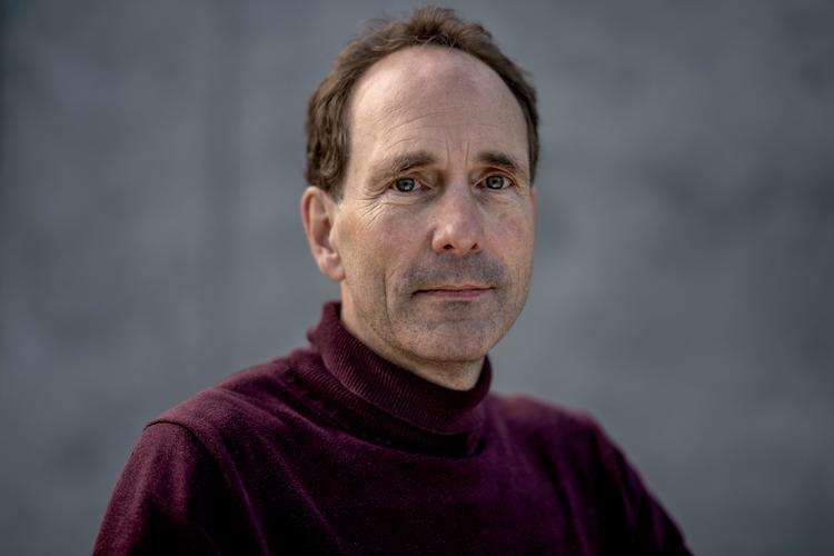 Peter Viggo Jakobsen fra Forsvarsakademiet troede til det sidste ikke på, at Rusland ville invadere Ukraine. Trods fejlen og frygten for præsident Putins vilje til at tage store chancer, er lektoren i dag overbevist om, at russerne ikke vil eller kan gå videre og rette kanonerne mod Danmark og Baltikum.  Foto: Stine Bidstrup