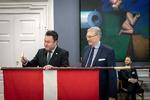 Anders Kronborg (S) (tv.) skulle slå det tredje søm i Udlændinge- og Integrationsudvalgets nye fane, som blev indviet onsdag. Til højre er det Dannebrogs-Samfundets formand, Kim Andersen. Han havde slået det andet søm i fanen.  Foto: Mads Nissen