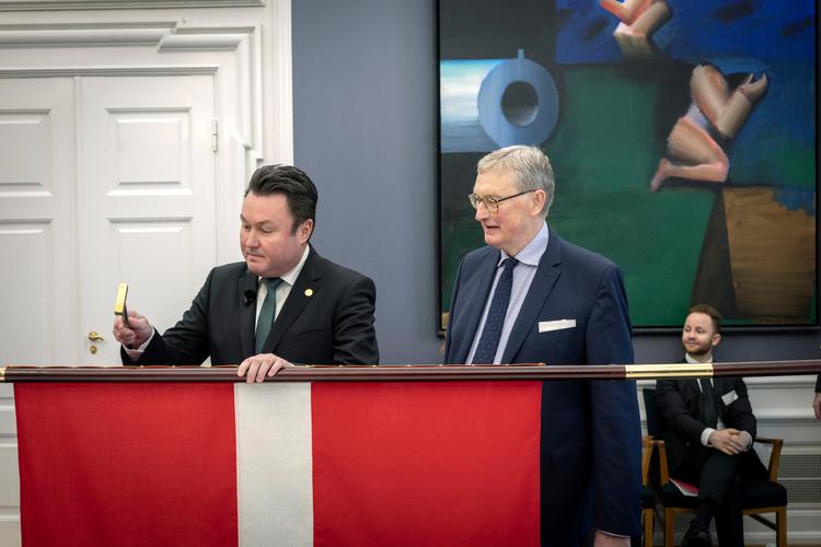 Anders Kronborg (S) (tv.) skulle slå det tredje søm i Udlændinge- og Integrationsudvalgets nye fane, som blev indviet onsdag. Til højre er det Dannebrogs-Samfundets formand, Kim Andersen. Han havde slået det andet søm i fanen.  Foto: Mads Nissen