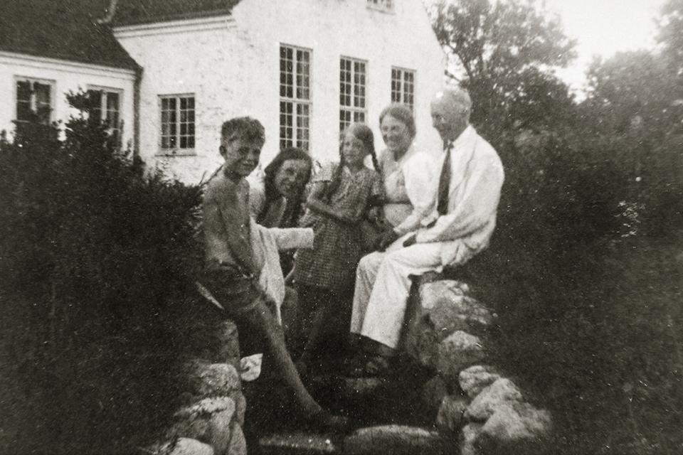 Hele familien Swane i haven på Malergården med det store atelier med de høje vinduer i baggrunden.  Foto: Museum Vestsjælland / Malergården
