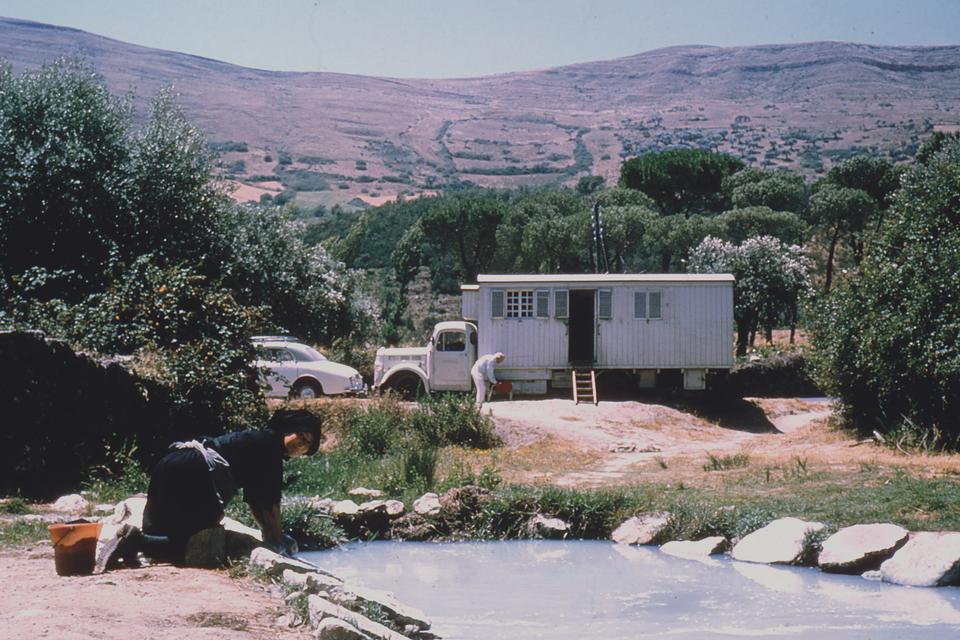 I årene 1953-67 rejste familien Swane rundt med husvognen Casambu, der var med på de lange rejser til Portugal og Spanien, og som også husede malergrejet. Hele familien Swane malede billeder, når de var afsted på tur. Foto: Museum Vestsjælland / Malergården