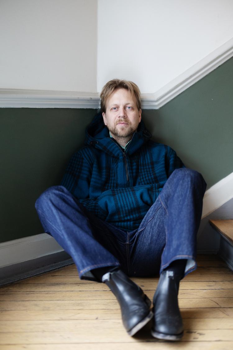 Islandske ​Hlynur Pálmason, der flere gange tidligere har vundet priser for sine film, er klar med en ny, som anmelderne også er vilde med. Denne gang handler det om skilsmisse. Men ikke på Bergman- eller Woody Allen-måderne.  Foto: Thomas Borberg