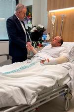 Australiens premierminister, Anthony Albanese, besøger her 43-årige Ahmed el-Ahmed, der verden over hyldes for at have overmandet en af gerningsmændene for terrorangrebet på Bondi Beach. El-Ahmed blev ramt af skud og indlagt på hospitalet. Foto: -/Ritzau Scanpix