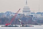 En kran fjerner vragdele fra American Airlines-flyet, hvor 67 mistede livet, op af Potomac-floden i Washington, D.C. Arkivfoto:  Roberto Schmidt