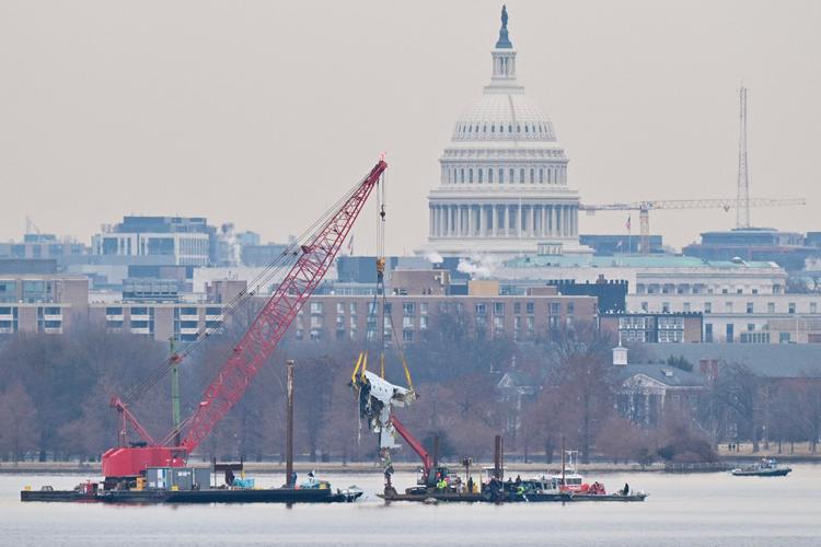 En kran fjerner vragdele fra American Airlines-flyet, hvor 67 mistede livet, op af Potomac-floden i Washington, D.C. Arkivfoto:  Roberto Schmidt