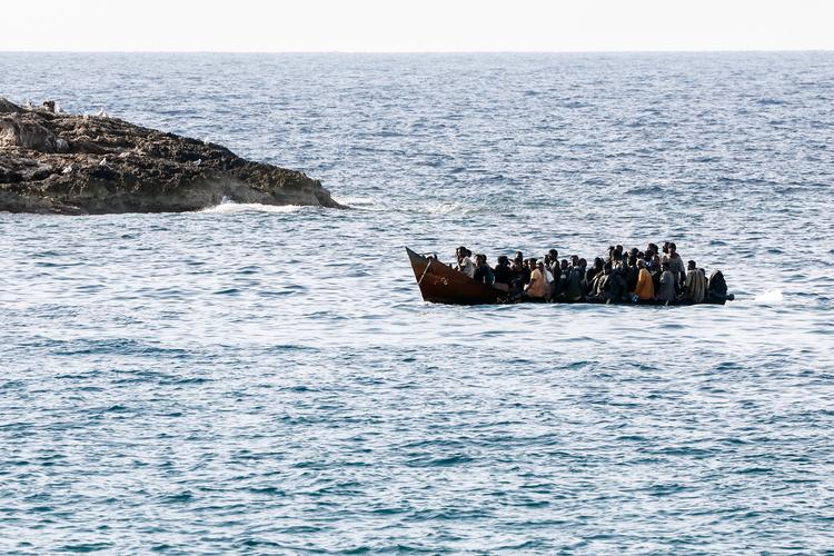Øget bevogtning i Middelhavet har været med til at mindske antallet af migranter, der søger mod Europa ad den vej. Nu er et af tre centrale forslag, der skal stramme EU's asylpolitik, blevet endeligt vedtaget. Foto: Cecilia Fabiano/Ritzau Scanpix
