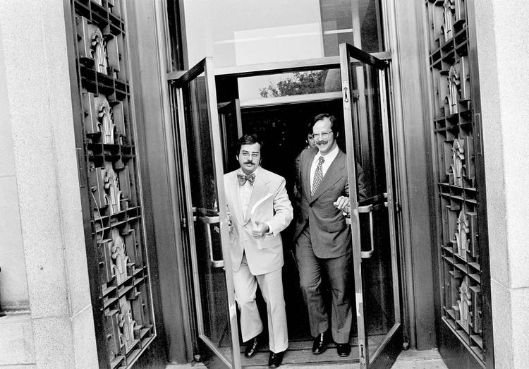 Philip Lacovara til venstre forlader den føderale domstol i Washington, D.C. 13. august 1973. Lacovara var – ligesom Peter Kreindler til højre – assistent for den særlige Watergate-anklager Archibald Cox.  Foto: Uncredited/Ritzau Scanpix