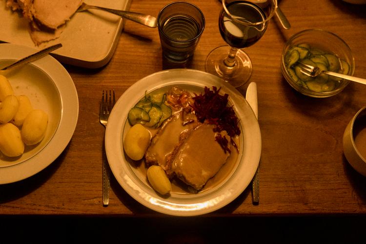 Julens fede og kødrige menu kan give problemer med fordøjelsen. Husk at drikke vand til, lyder et råd. Foto: Katrine Hørup Noer