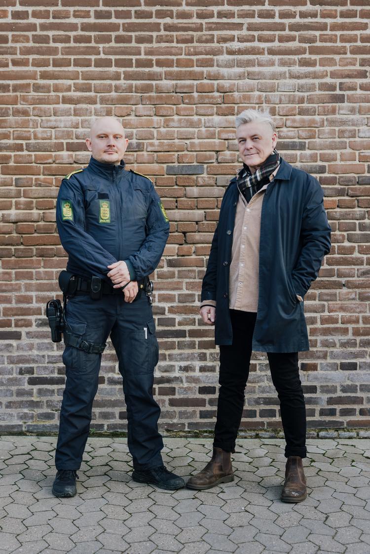 Michael Munch og Jakob Barfred fra Københavns Vestegns Politi laver opsøgende arbejde blandt voldsudøvere for at få dem til at gå i behandling og på langt sigt forebygge partnerdrab. Foto: Peter Maunsbach