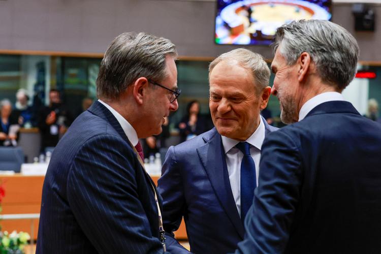 Smilene er lige så store som uenighederne. Belgiens ministerpræsident Bart De Wever til venstre hilser på Polens ministerpræsident Donald Tusk i midten. Foto: Stephanie Lecocq/Ritzau Scanpix