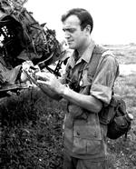 Igennem 45 år dækkede Peter Arnett 17 krige rundt omkring i verden. Her ses han i Vietnam i 1965.  Foto: Uncredited/Ritzau Scanpix