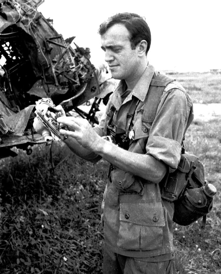 Igennem 45 år dækkede Peter Arnett 17 krige rundt omkring i verden. Her ses han i Vietnam i 1965.  Foto: Uncredited/Ritzau Scanpix