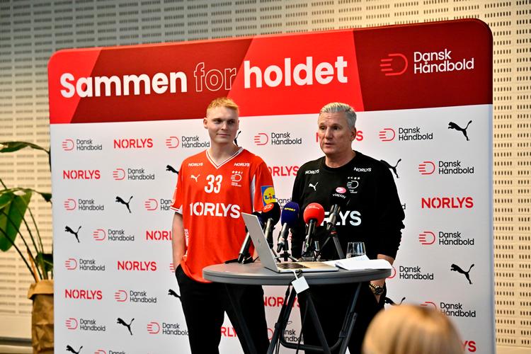 Landstræner Nikolaj Jacobsen var flankeret af Emil Bergholt, da han torsdag udtog truppen til håndboldherrernes EM-slutrunde. Foto: Ernst van Norde/Ritzau Scanpix