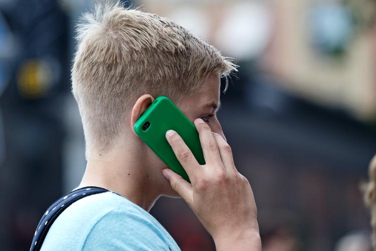 Børn burde først få mobiltelefon, når de er fyldt 12 år, siger folk til Tryghedsundersøgelsen. Men den reelle digitale debutalder for smartphonen er 8,2 år i gennemsnit.   Foto: Jens Dresling