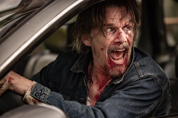 Lee Rayborn (Ethan Hawke) er en klassisk antihelt med sit pjuskede, kronisk forslåede hoved. Foto: Disney+