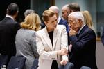 Det var statsminister Mette Frederiksens sidste planlagte topmøde under det danske EU-formandskab, og derfor havde hun et medansvar for at få enderne til at mødes. Her ses hun i koncentreret samtale med topmødets vært, EU's rådsformand Antonio Costa.  Foto: Geert Vanden Wijngaert/Ritzau Scanpix