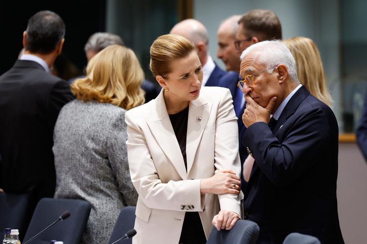 Det var statsminister Mette Frederiksens sidste planlagte topmøde under det danske EU-formandskab, og derfor havde hun et medansvar for at få enderne til at mødes. Her ses hun i koncentreret samtale med topmødets vært, EU's rådsformand Antonio Costa.  Foto: Geert Vanden Wijngaert/Ritzau Scanpix