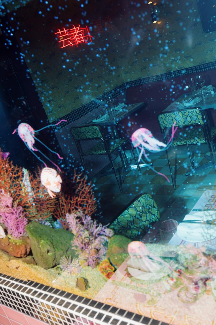 Et gigantisk akvarium er det lysende midtpunkt i indretningen på Latin Geisha. Foto: Loui Pedersen