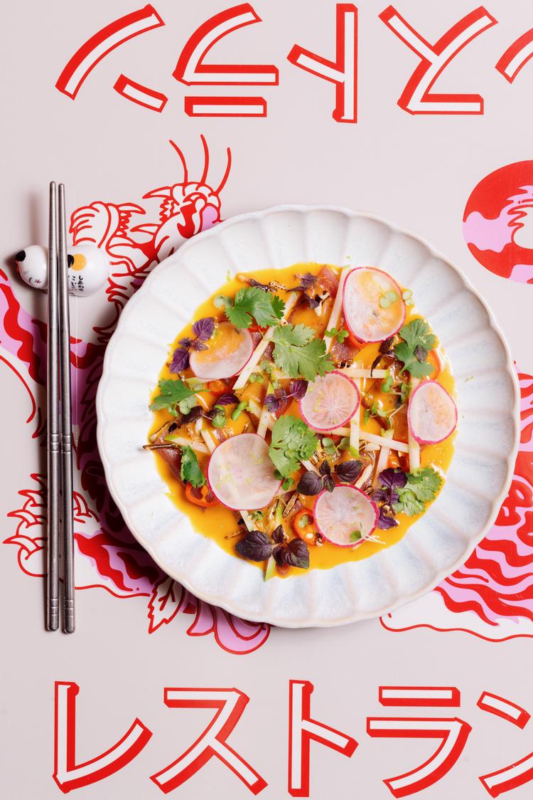 Lyntilberedt tun med poppet ris, rød chili, radise og shiso og en såkaldt ’red thai dressing’. Foto: Loui Pedersen