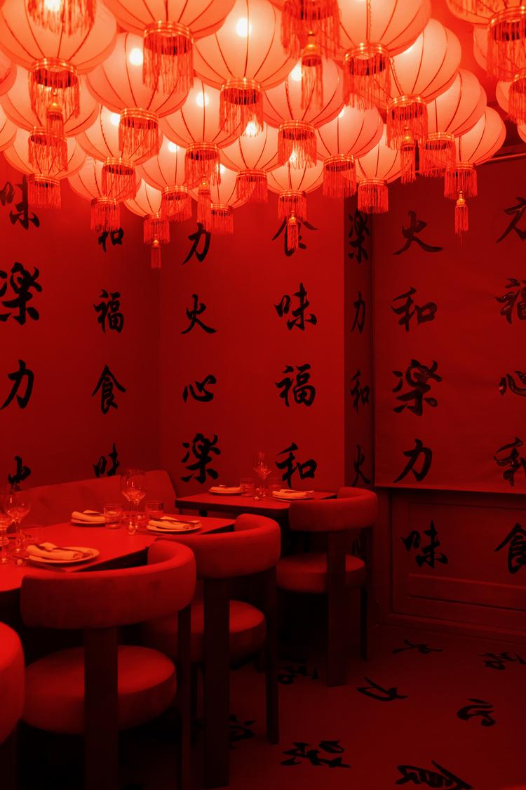 Køkkenet er en fusion af sydamerikansk og asiatisk: »South, East … no rules«, som der står på menukortet. Og »no rules« gælder også den ret så sjove indretning. Foto: Loui Pedersen