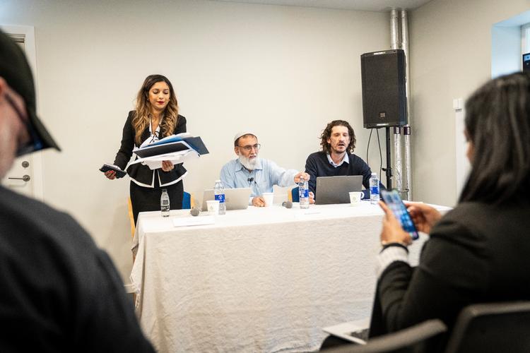 Beboere i Mjølnerparken afholdt torsdag pressemøde om afgørelsen ved EU-Domstolen. På billedet ses Susheela Math (tv), der er juridisk direktør i Systemic Justice, beboerformand Muhammad Aslam og advokat Eddie Khawaja (th). Foto: Sebastian Elias Uth/Ritzau Scanpix