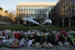 Der ligger fortsat blomster foran den bygning på Brown University i Providence, Rhode Island, hvor to studerende lørdag blev dræbt af en gerningsmand, som nu er  fundet død. Foto: Taylor Coester/Ritzau Scanpix