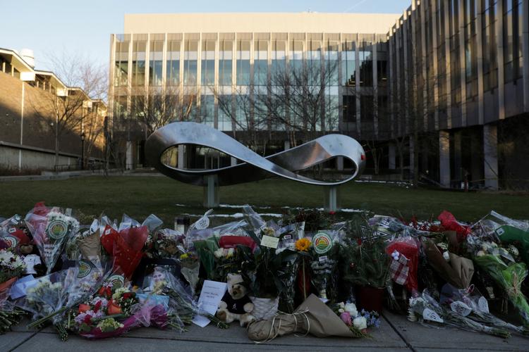 Der ligger fortsat blomster foran den bygning på Brown University i Providence, Rhode Island, hvor to studerende lørdag blev dræbt af en gerningsmand, som nu er  fundet død. Foto: Taylor Coester/Ritzau Scanpix