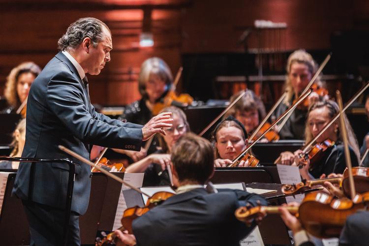 Russiske Tugan Sokhiev er en virkelig musikalsk dirigent, værdsat fra Berlin til New York. Torsdag dirigerede han i Koncerthuset. Foto: Peter Troest