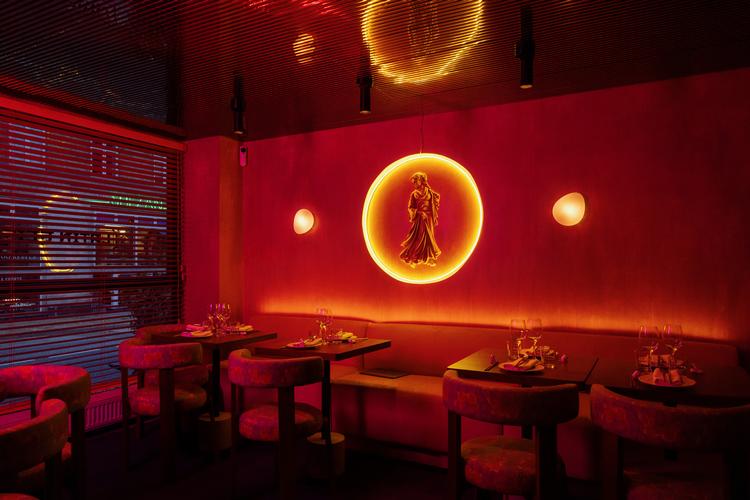 Indretningen, spørger du? Tænk Leonardo DiCaprio og Claire Danes i ’Romeo + Juliet’ møder energien i ’Pusher’ møder åbningsscenen fra ’Indiana Jones Temple of the Doom’.  Foto: Loui Pedersen