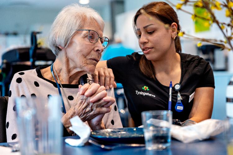 Udenlandske sundhedsarbejdere siger ikke nej til ekstra vagter, tjekker ikke lønsedler for fejl og kontakter ikke fagforeningen (hvis de da overhovedet er medlem af den). De er enhver leders våde drøm, skriver sygeplejerske Maria Mbalyowere. Arkivfoto: Jacob Ehrbahn