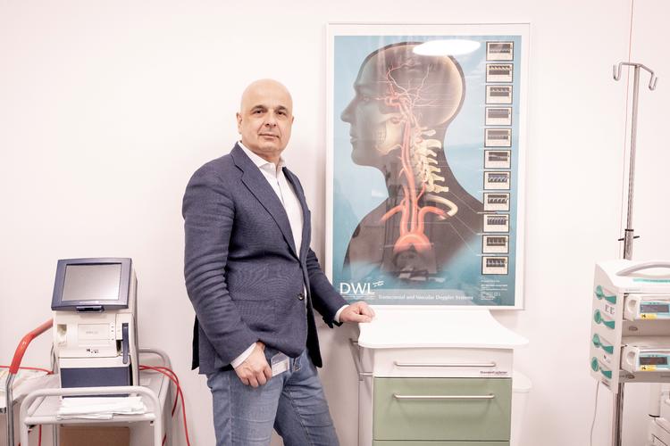 Messoud Ashina har i mange år forsket i migræne. Lige nu er hans ambition at finde ud af, hvordan et migræneanfald kan stoppe af sig selv. Det kan være nøglen til ny medicin, tror han. Foto: Linda Kastrup/Ritzau Scanpix