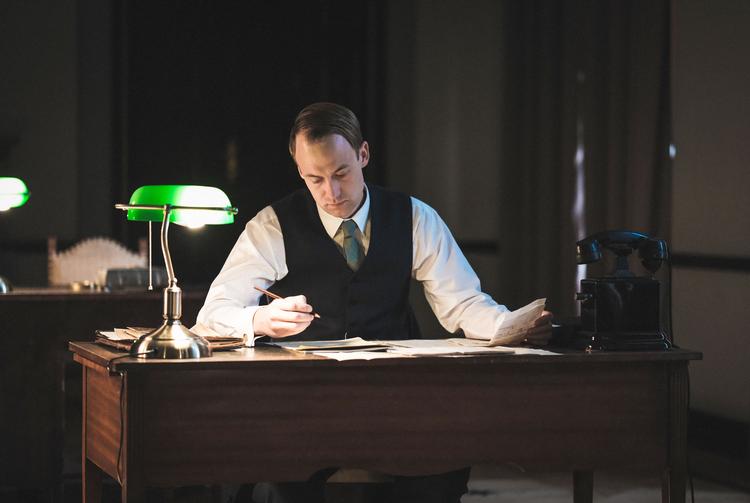 Oscar Giese spiller den unge Mærsk Møller med følsomhed og stringens. Foto: Johannes Fonnesberg