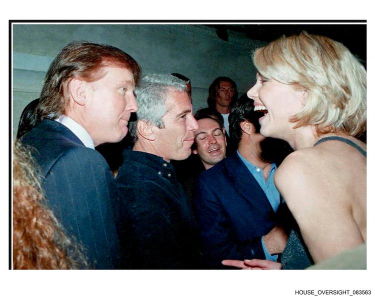 Dette udaterede foto af Donald Trump og Jeffrey Epstein, der taler med en uidentificeret kvinde, blev offentliggjort af demokrater i Repræsentanternes Hus 12. december 2025.  Foto: Handout/Ritzau Scanpix