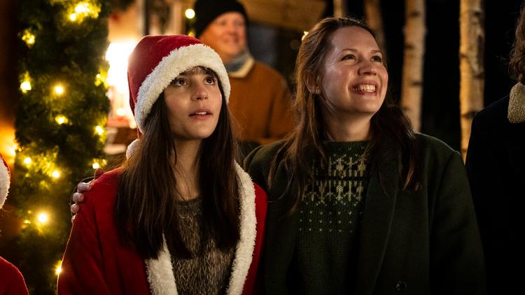 I første afsnit er Valdes mor i TV 2's julekalender til juletræstænding på gårdspladsen. En af cirka tre gange, som klummeskribenten og hendes venner kan tælle sig til, at hun har forladt køkkenet. Pr-foto: Per Arnesen/TV 2