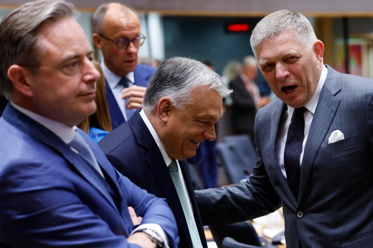 Belgiens ministerpræsident Bart De Wever til venstre var under stort pres ved torsdagens topmøde, men i sidste ende leverede hans to nationalistiske kolleger, Viktor Orban fra Ungarn og Robert Fico (th) fra Slovakiet, en løsning. Bag de tre ses den tyske kansler Friedrich Merz, som forlod topmødet uden hverken en Mercosur-aftale eller brug af russiske indefrosne midler, som han havde arbejdet hårdt på begge dele.  Foto: Geert Vanden Wijngaert/Ritzau Scanpix