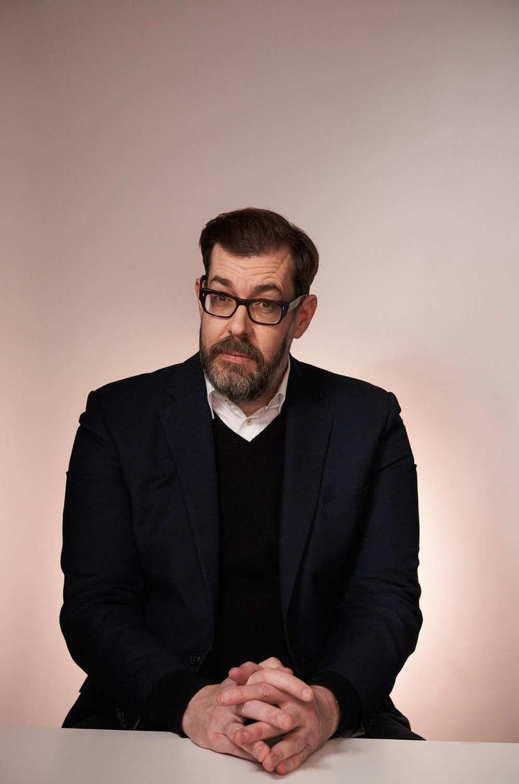 Richard Osman er forfatteren bag den ekstremt populære krimiserie 'Torsdagsmordklubben'. Foto: Penguin Books UK 
