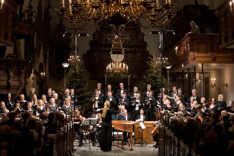 Holmens Kirke var julepyntet med træer og lys. Foto: Martin Rosenauer