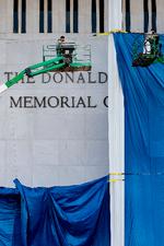 Dagen efter bestyrelsens beslutning blev Donald Trumps navn monteret i store bogstaver på facaden, side om side med John F. Kennedy, som bygningen er opkaldt efter. Foto: Heather Diehl/Ritzau Scanpix