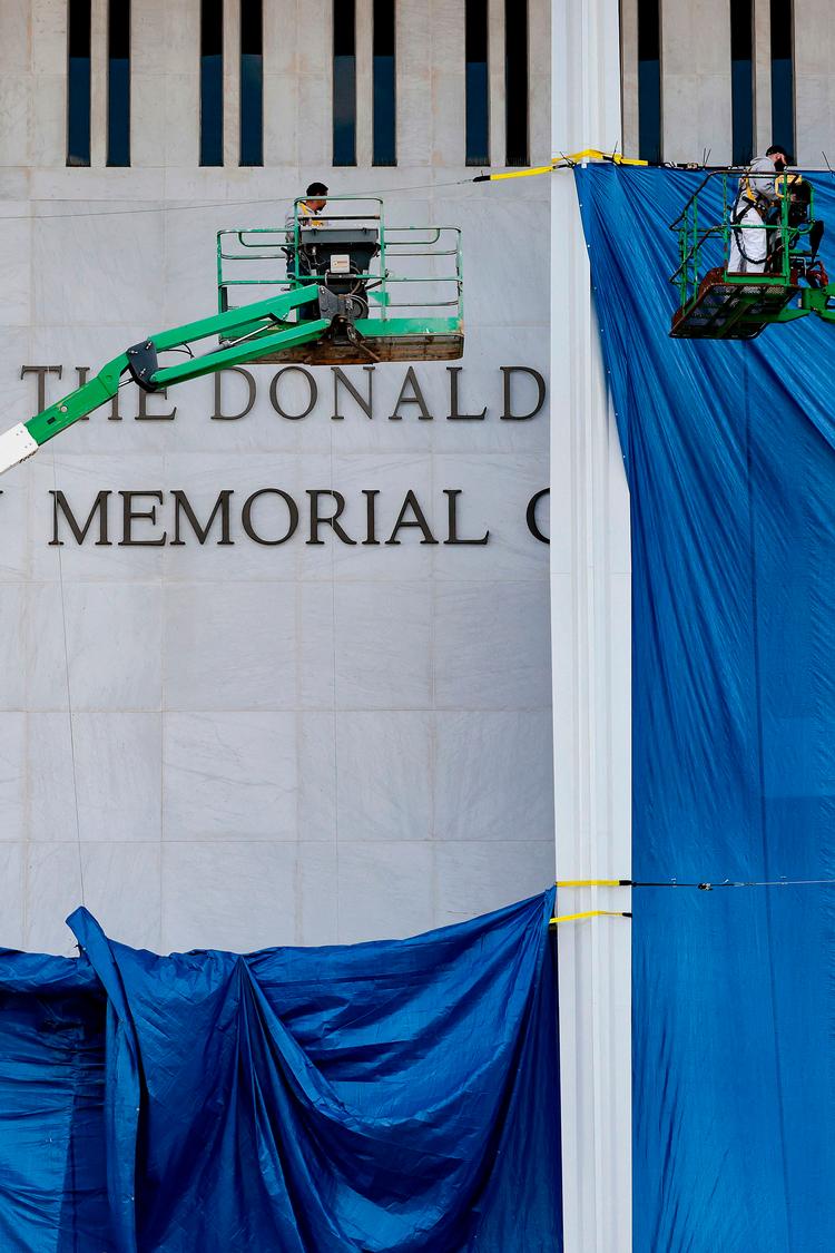 Dagen efter bestyrelsens beslutning blev Donald Trumps navn monteret i store bogstaver på facaden, side om side med John F. Kennedy, som bygningen er opkaldt efter. Foto: Heather Diehl/Ritzau Scanpix