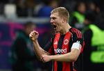 Rasmus Nissen Kristensen er en af Frankfurts nøglespillere.  Han har det godt trods den voldsomme oplevelse i lørdagens kamp, hvor 18-årige Luka Vuskovic fra modstanderholdet HSV roses for sin hurtige reaktion. Foto: Kai Pfaffenbach/Ritzau Scanpix