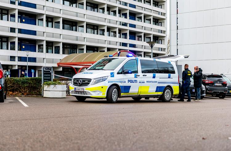 Politiet er til stede i Høje Gladsaxe søndag den 21. december 2025. Et toårigt barn er afgået ved døden efter et fald fra et højhus i Høje Gladsaxe søndag. Sagen efterforskes som drab, oplyser politiet på X. Foto: Steven Knap/Ritzau Scanpix