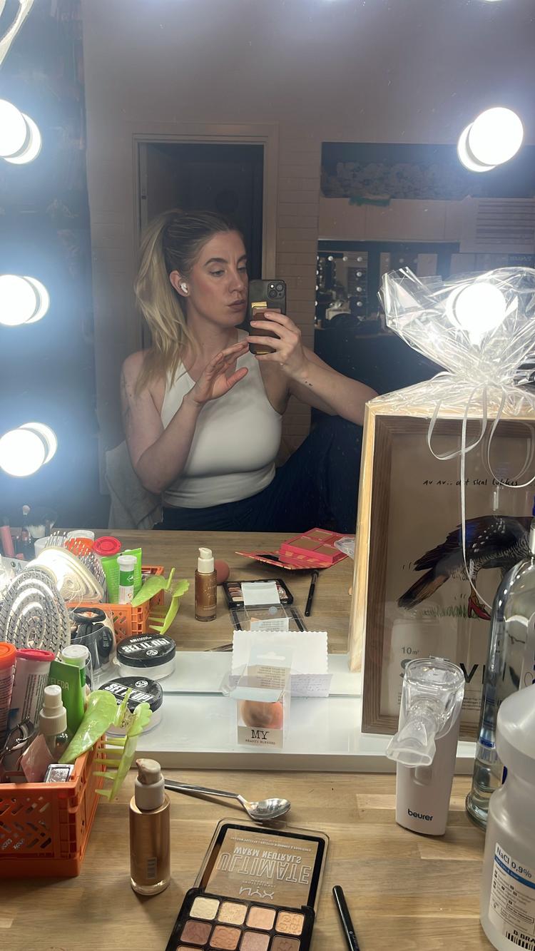 Kimmie Liv Sennova elsker isbade, sauerkrauttoast og dramatikeren Line Knutzons tekster. Foto: Privatfoto